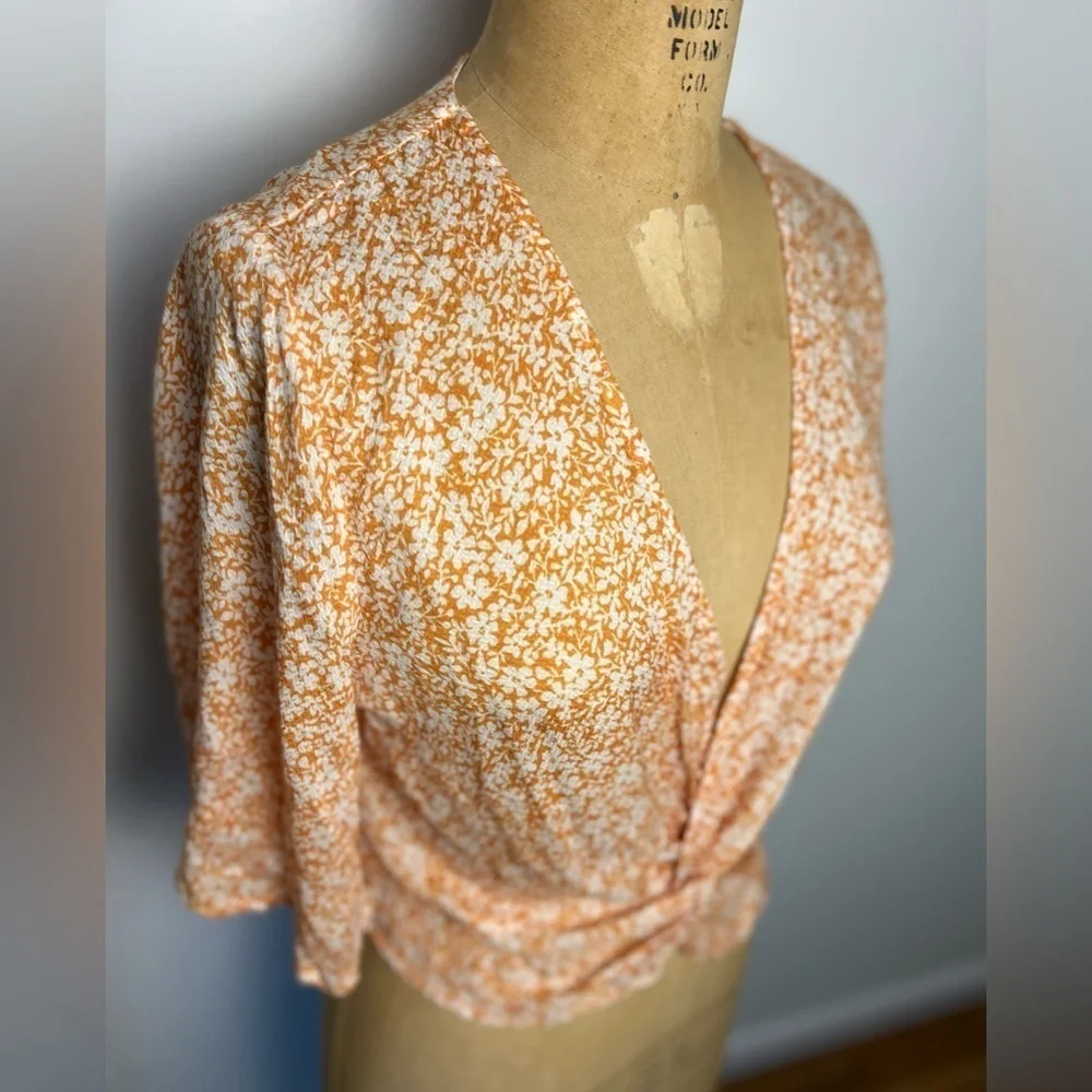 Sage and Label Gold and white spring floral v neck blouse